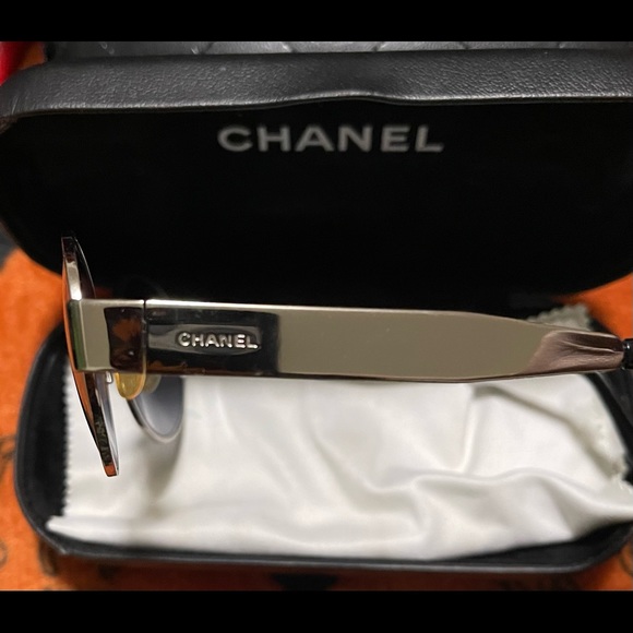 Chanel round glasses like new with case. - Picture 6 of 9